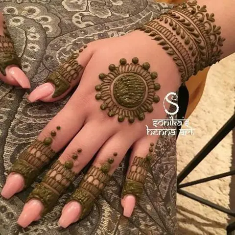 simple circle front hand mehndi design