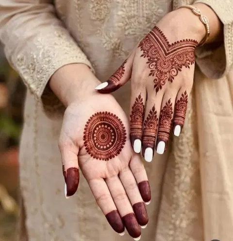 indian simple circle finger mehndi design