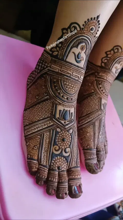 aesthetic bridal figure back hand mehndi design