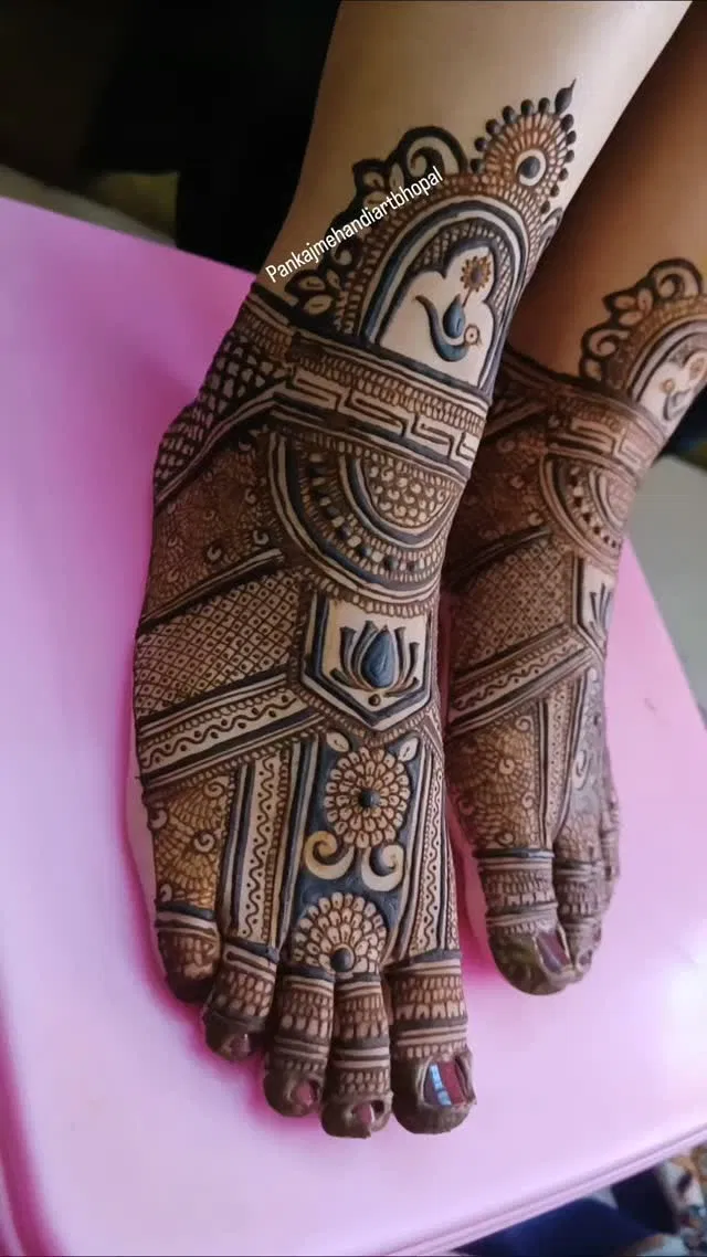 Aesthetic Bridal Back Hand Mehndi Design with Figures (13)