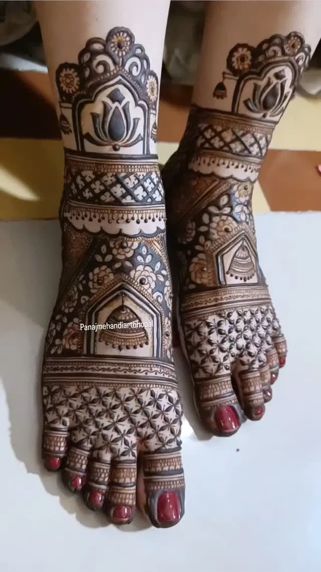 Aesthetic Bridal Foot Mehndi Design with Figures (3)