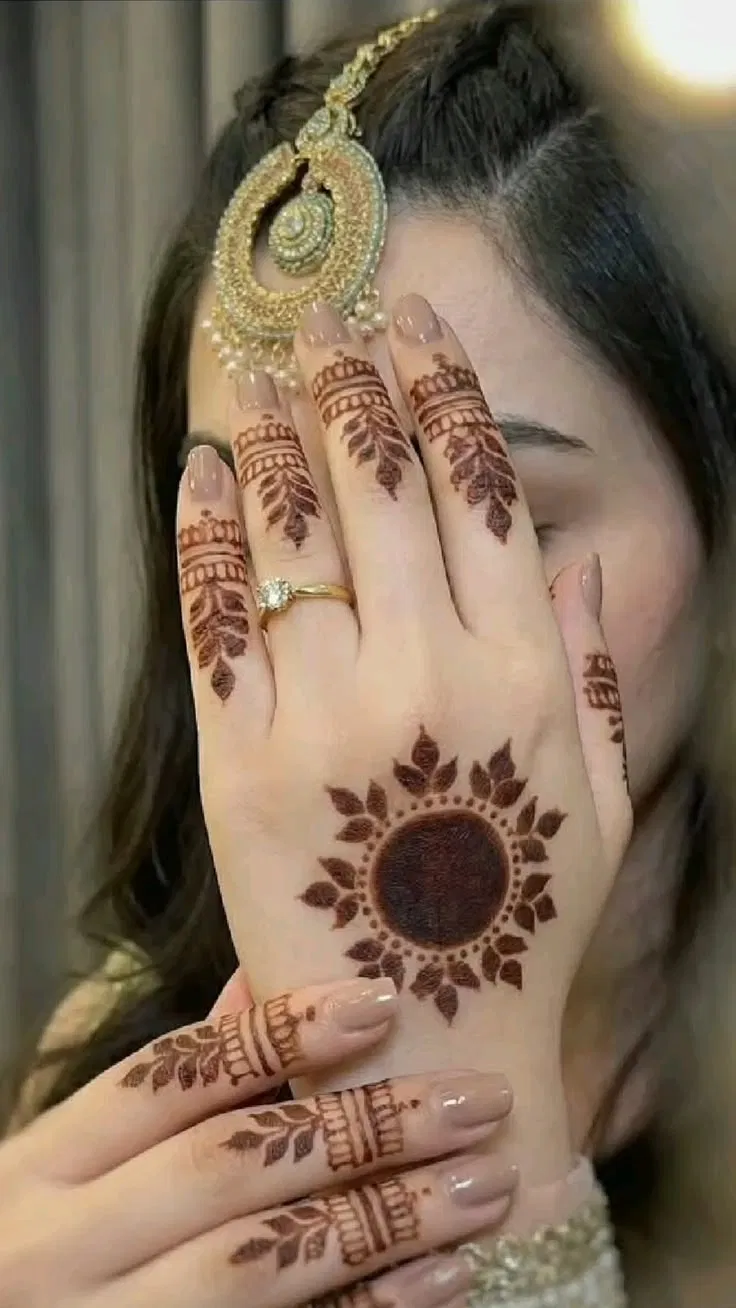 Aesthetic Arabic Back Hand Mehndi Design with Gol Tikki, Flowers and Lotus for Eid (2)