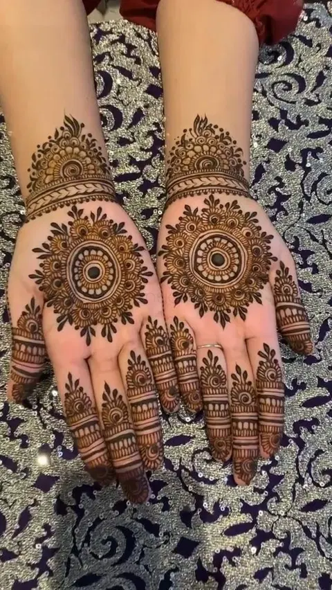 aesthetic bridal circle front hand mehndi design