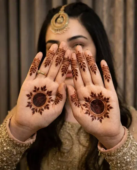 aesthetic arabic circle finger mehndi design