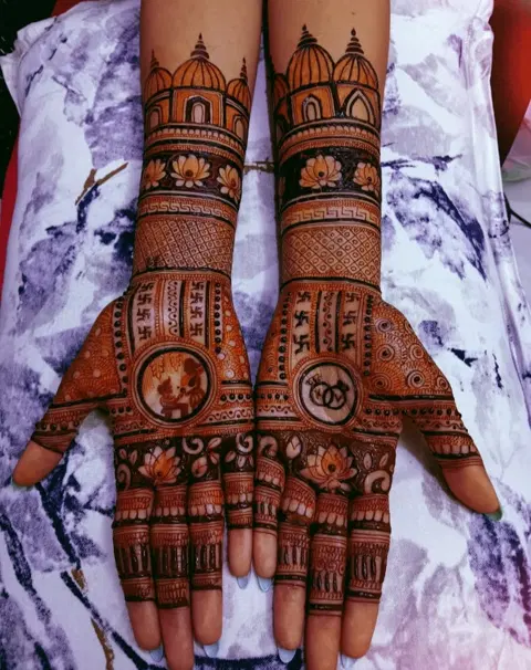figure front hand mehndi design