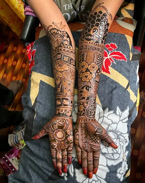 figure front hand mehndi design