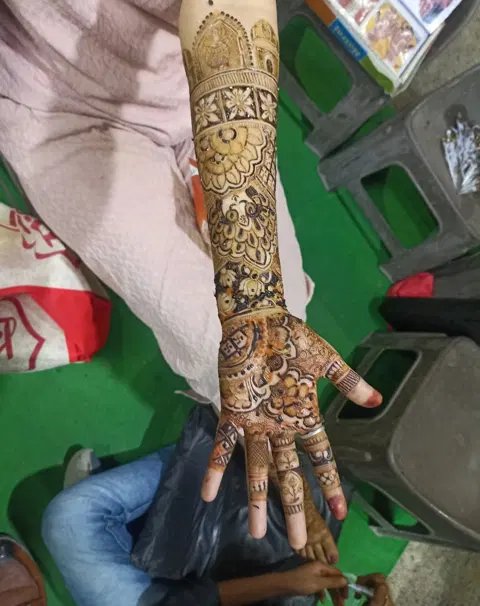front hand mehndi design