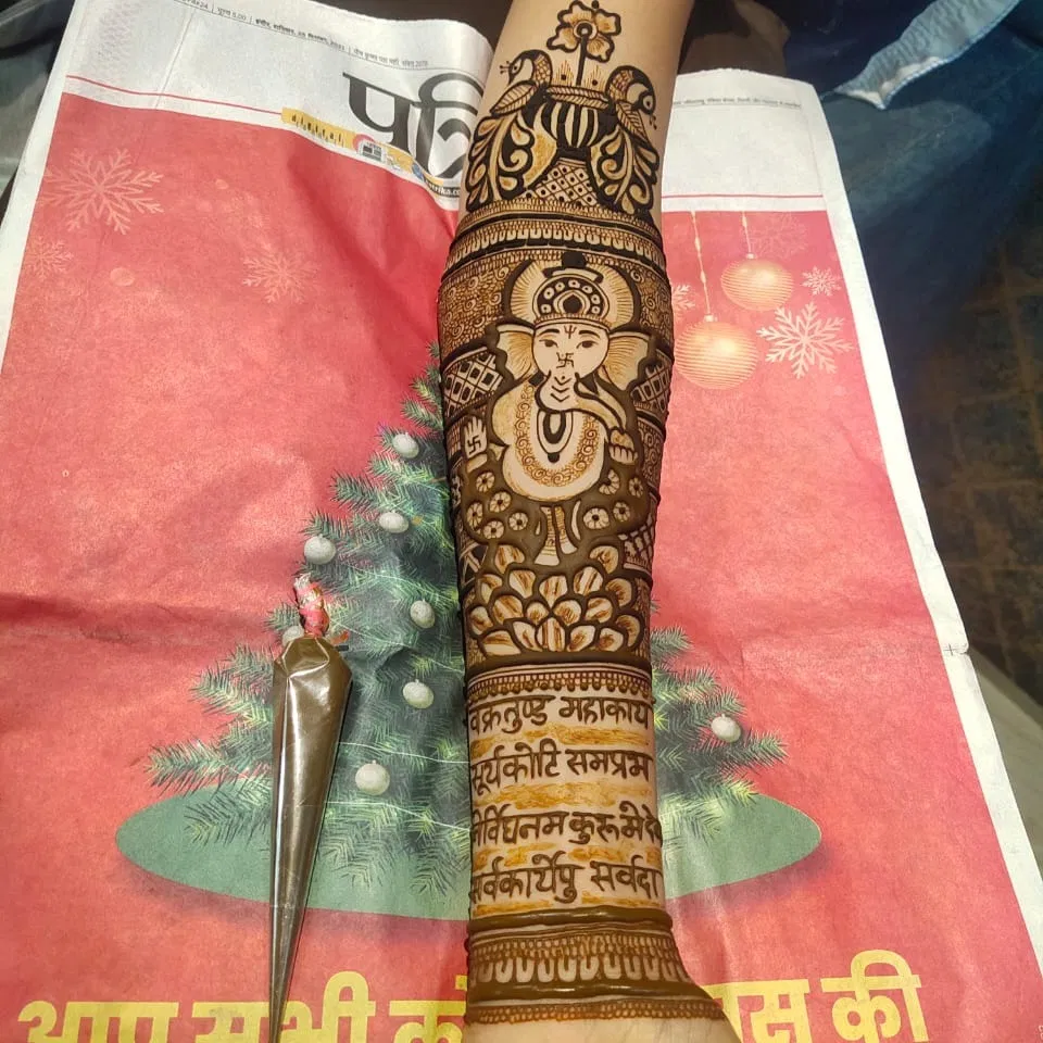 Full Hand Mehndi Design with Figures (4)