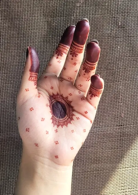 aesthetic simple circle front hand mehndi design