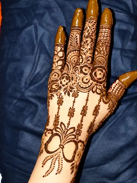 back hand mehndi design