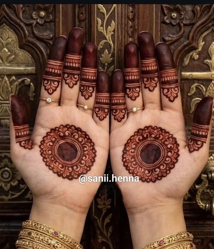 Arabic Pakistani Finger Mehndi Design with Gol Tikki and Flowers