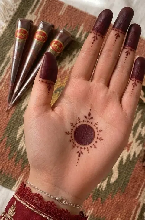 aesthetic arabic circle finger mehndi design