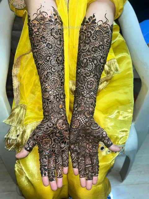 aesthetic bridal figure back hand mehndi design