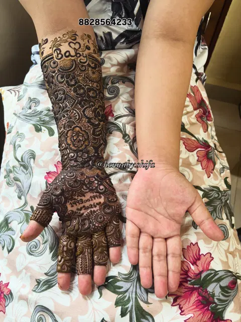 figure front hand mehndi design