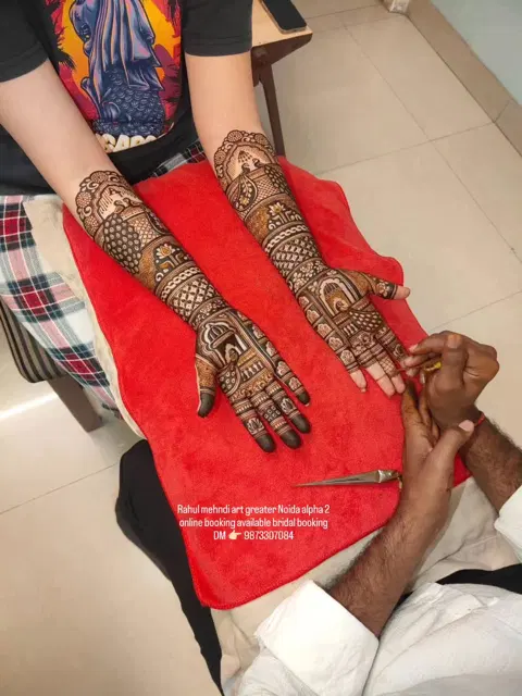figure front hand mehndi design
