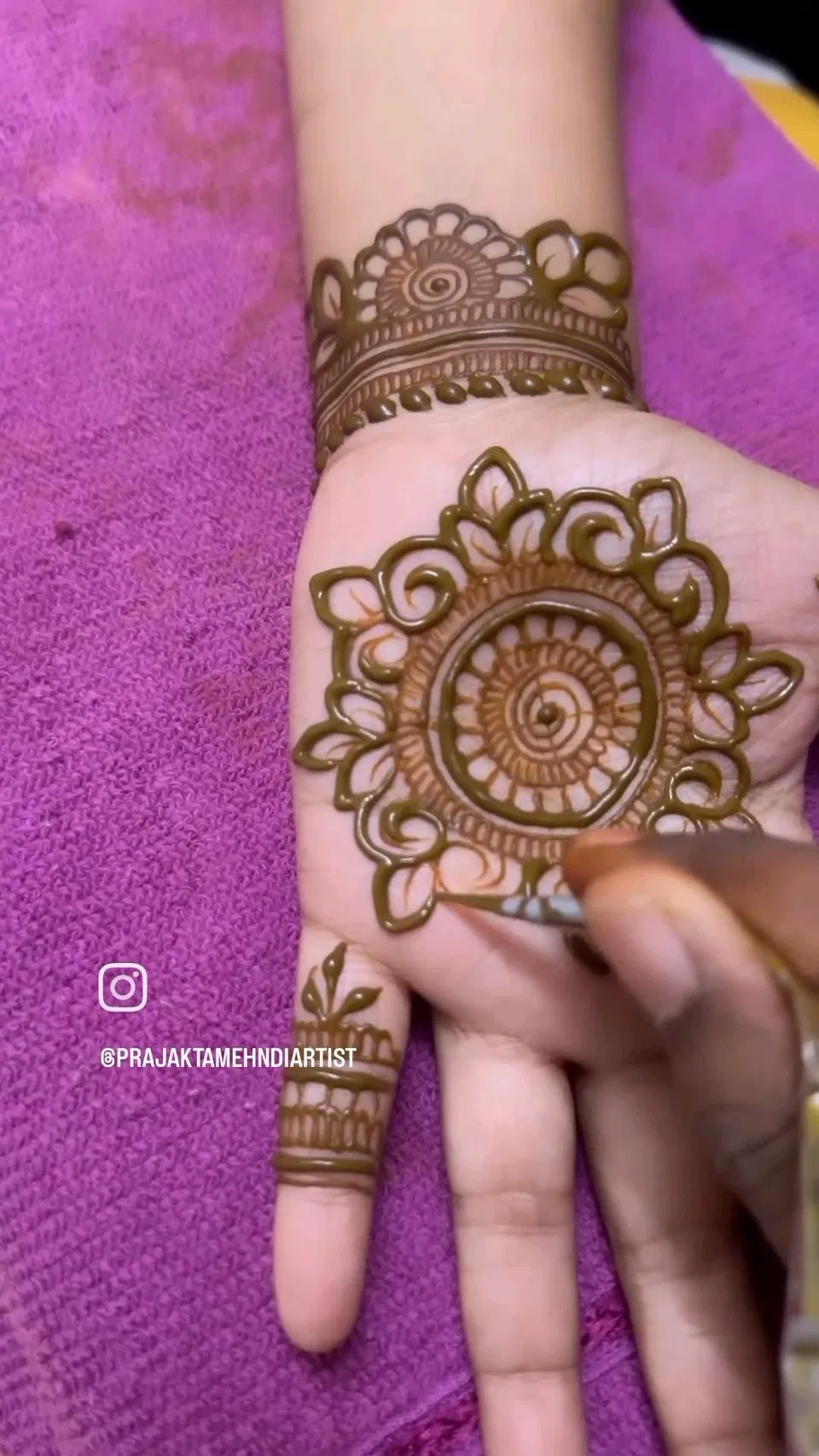 Simple Finger Mehndi Design with Gol Tikki