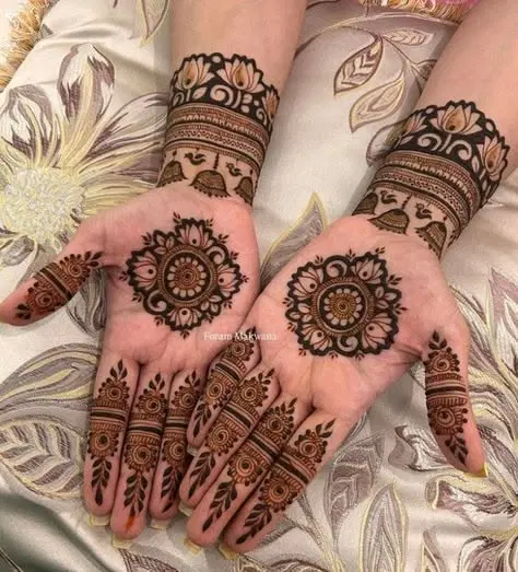 aesthetic arabic circle front hand mehndi design