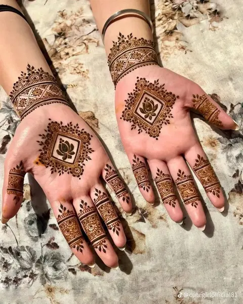 aesthetic minimal circle front hand mehndi design