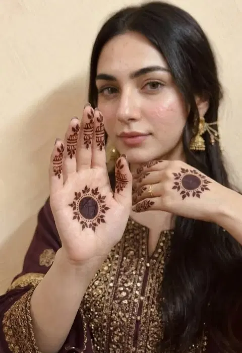 aesthetic pakistani circle finger mehndi design