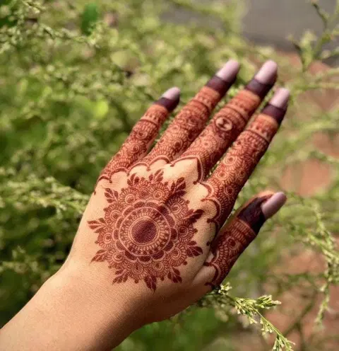 aesthetic arabic circle finger mehndi design