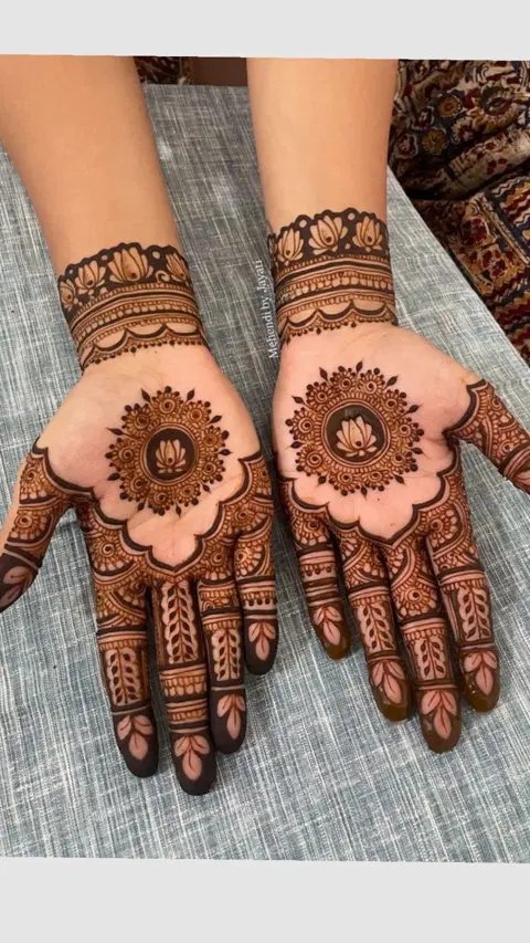 bridal stylish circle front hand mehndi design