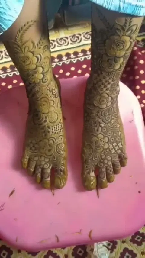 aesthetic bridal figure back hand mehndi design