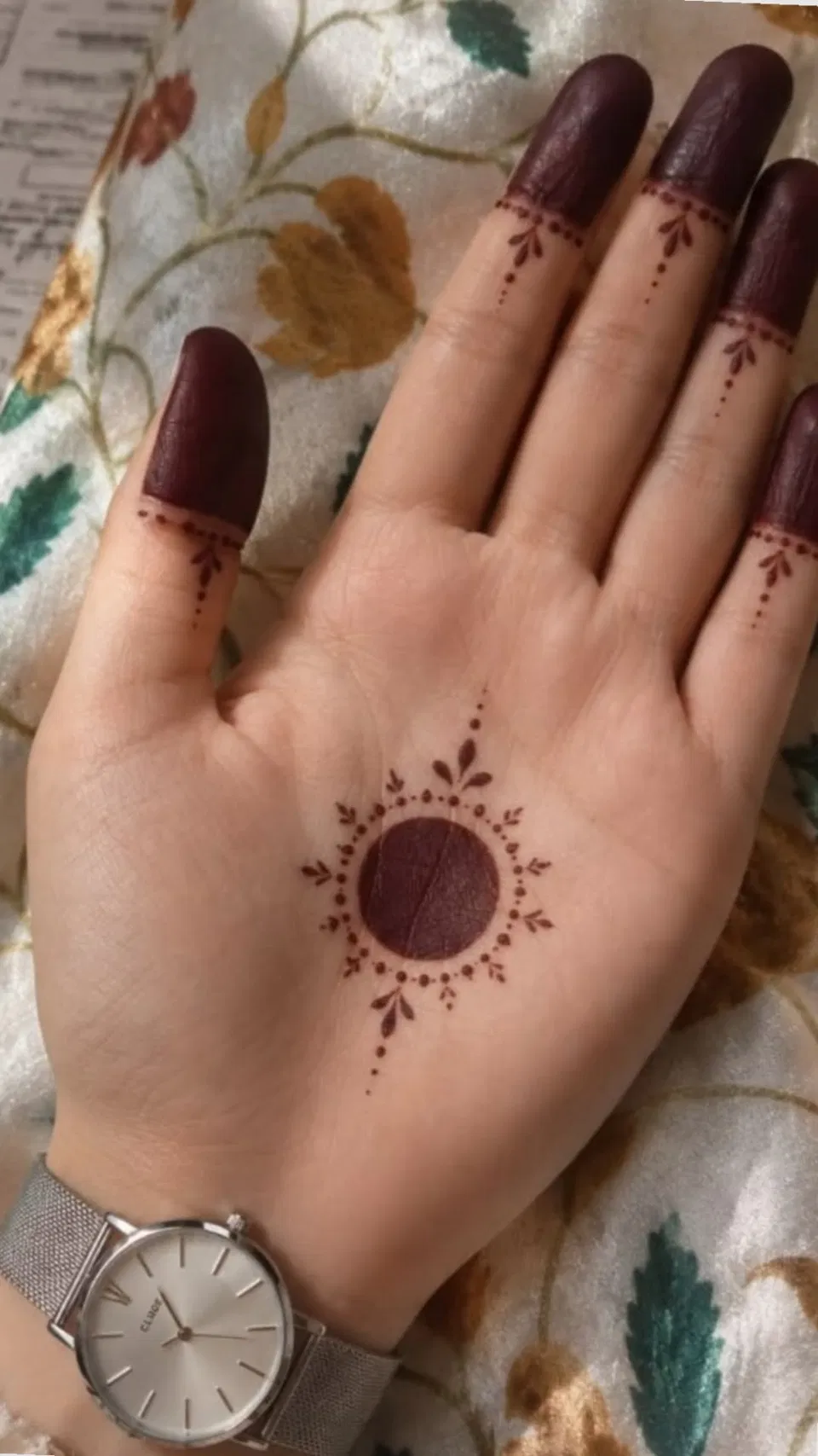 Aesthetic Minimal Finger Mehndi Design with Gol Tikki, Jaal and Moon