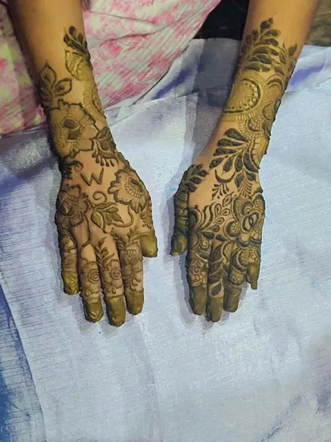 back hand mehndi design