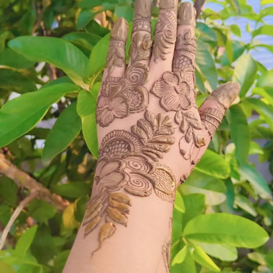 Arabic Simple Back Hand Mehndi Design