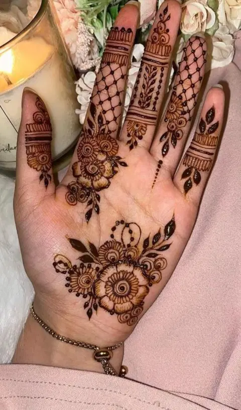aesthetic arabic circle back hand mehndi design