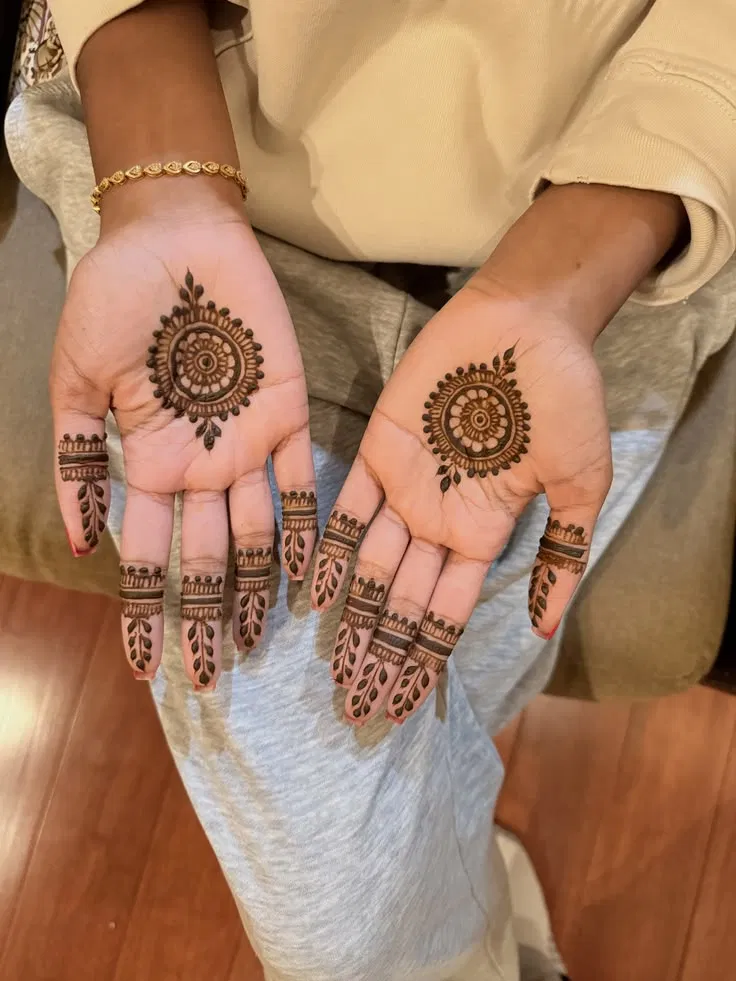 Aesthetic Minimal Finger Mehndi Design with Gol Tikki and Jaal (2)