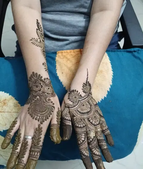simple back hand mehndi design