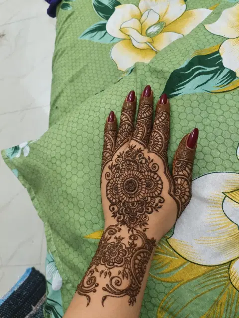 back hand mehndi design