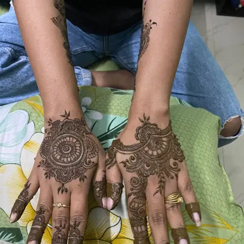 simple back hand mehndi design