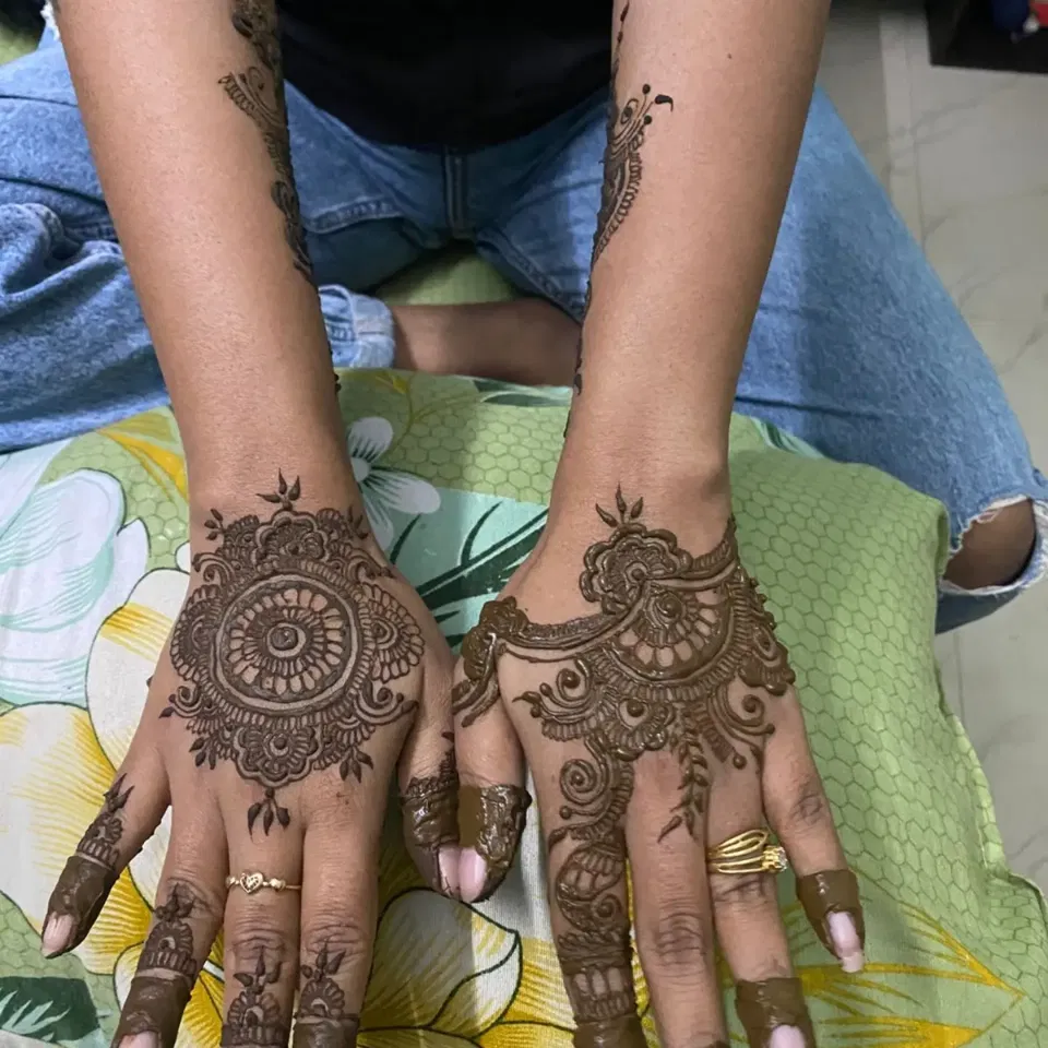 Simple Back Hand Mehndi Design (3)