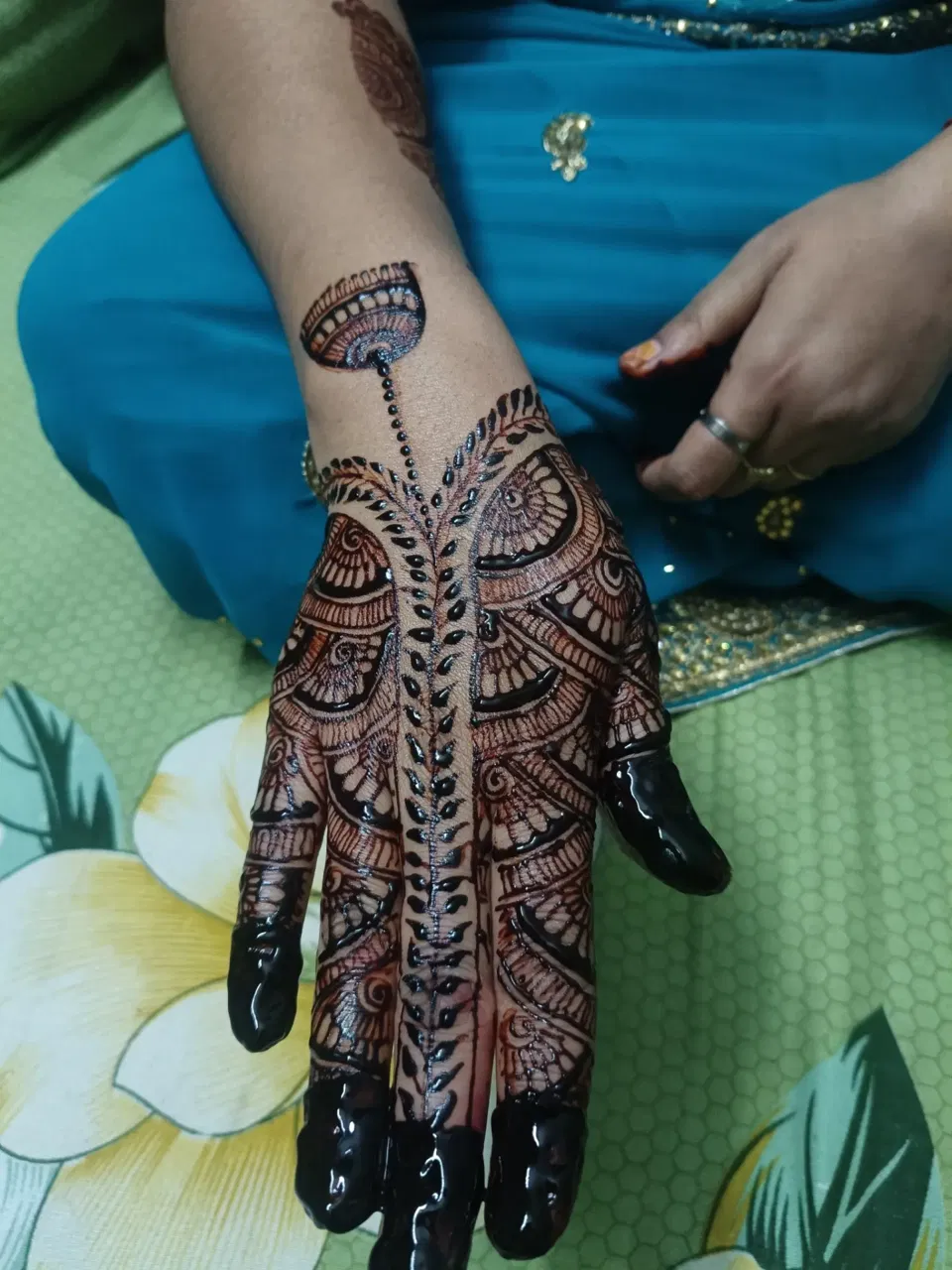 Back Hand Mehndi Design (2)