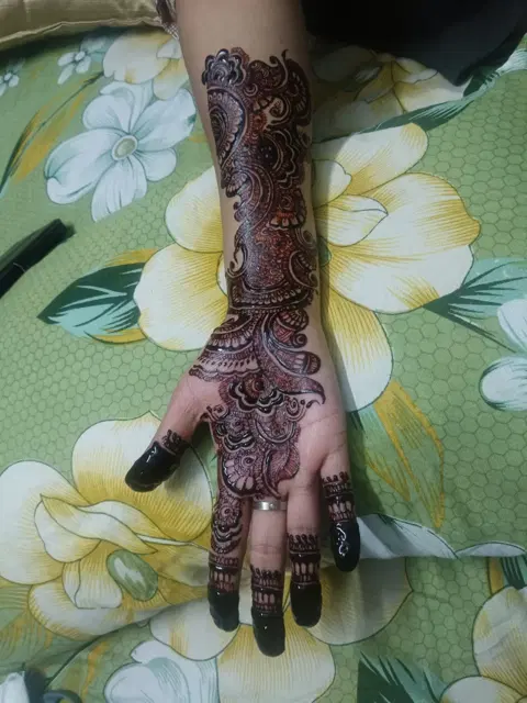 front hand mehndi design