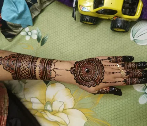 back hand mehndi design
