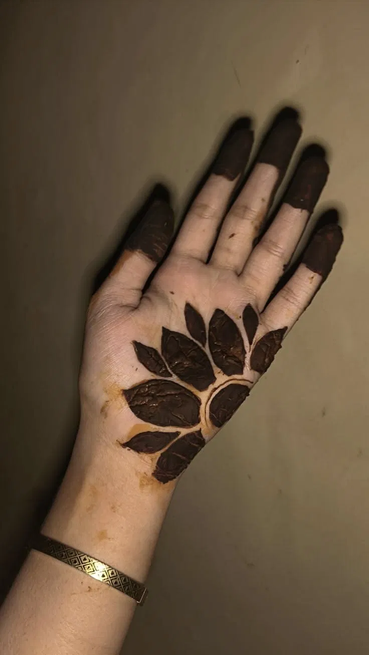 Aesthetic Arabic Finger Mehndi Design with Flowers and Jaal for Sawan