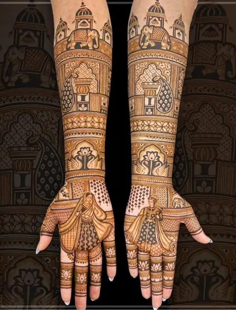 figure front hand mehndi design