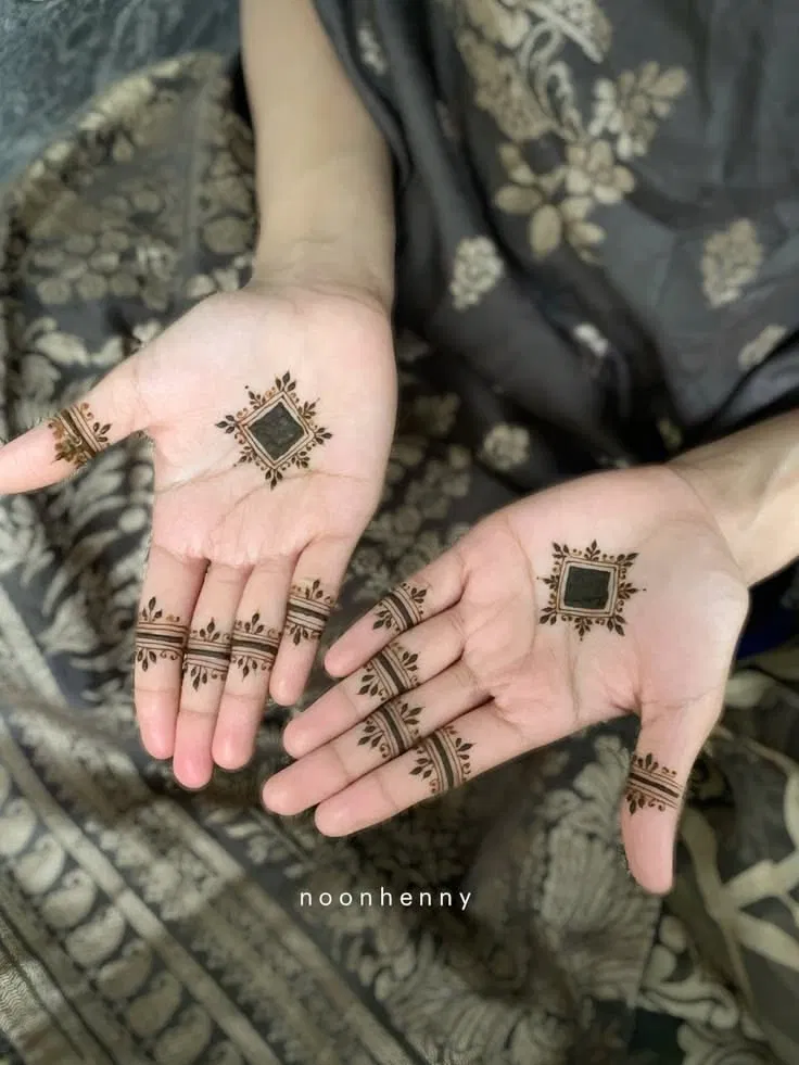 Aesthetic Arabic Finger Mehndi Design with Jaal