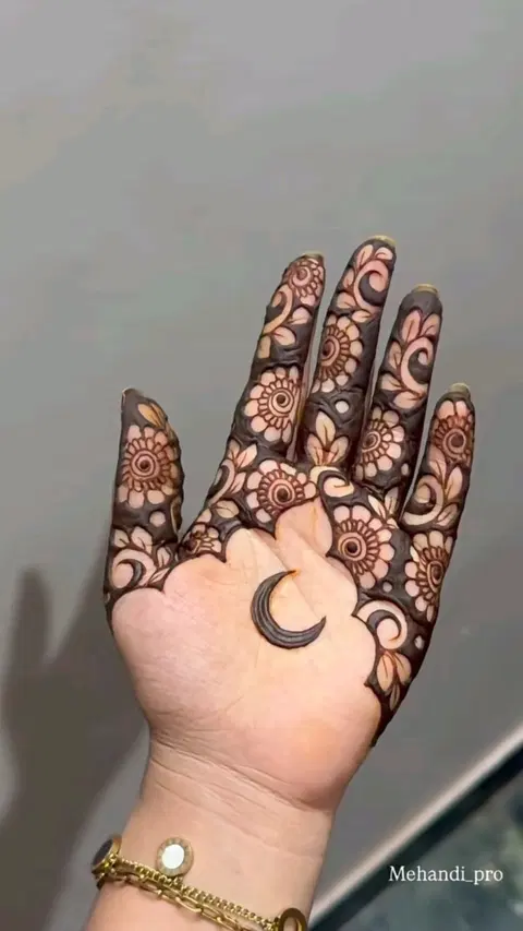aesthetic arabic flower finger mehndi design