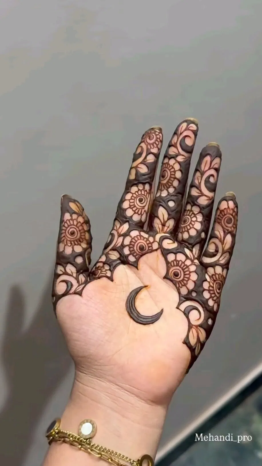 Aesthetic Arabic Finger Mehndi Design with Flowers and Moon