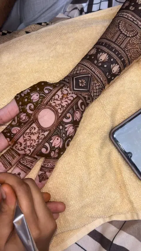 moon back hand mehndi design
