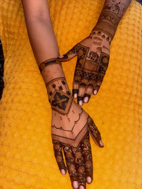 front hand mehndi design