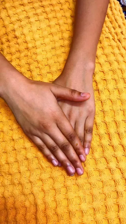 simple back hand mehndi design