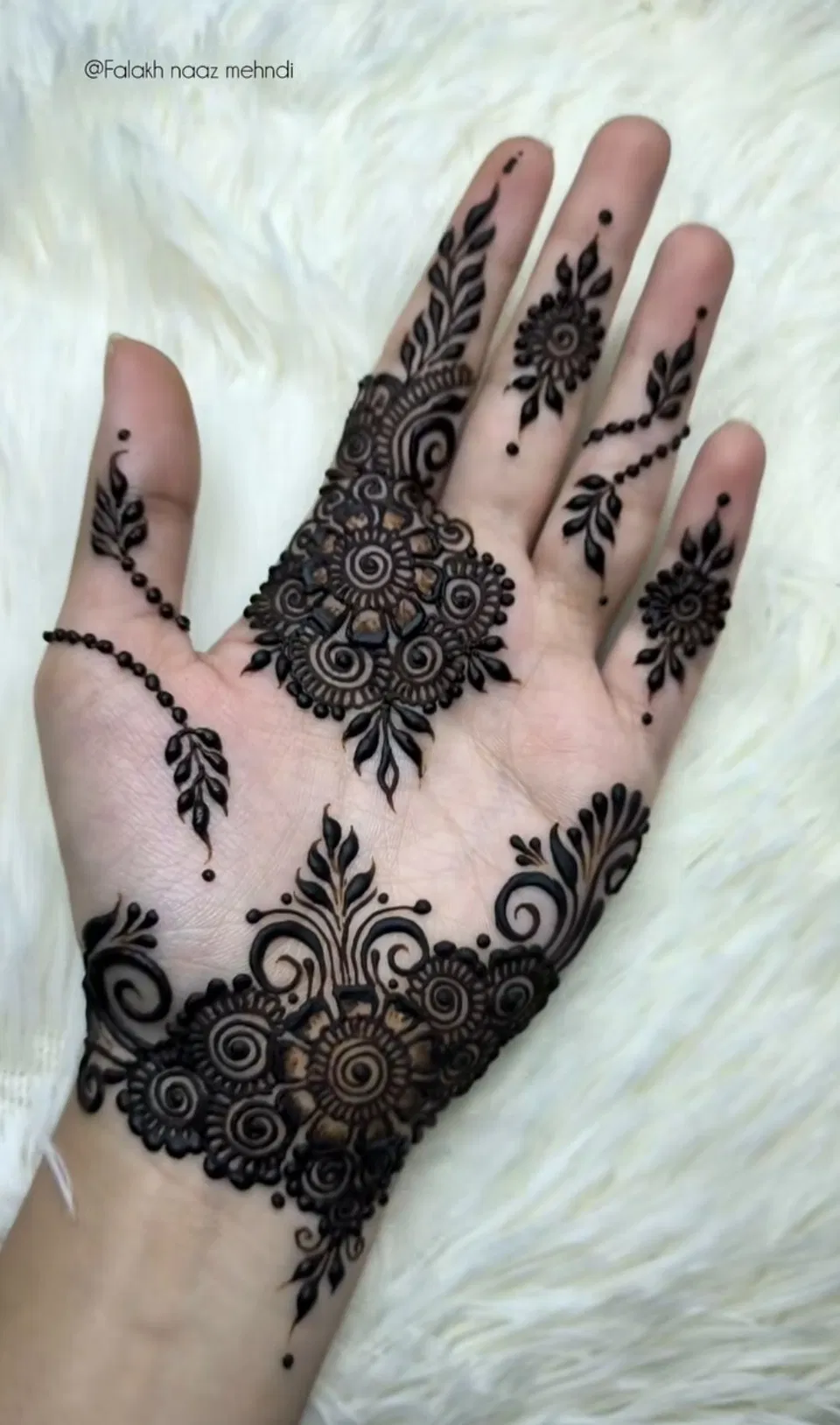 Arabic Minimal Finger Mehndi Design with Jaal
