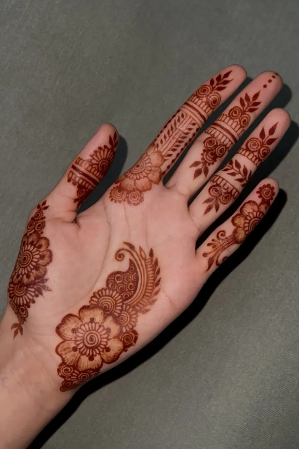 Aesthetic Arabic Finger Mehndi Design with Bel and Flowers for Eid (3)