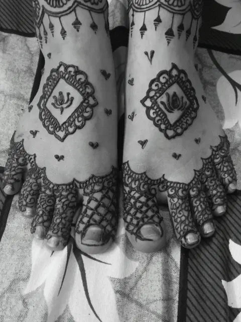 figure back hand mehndi design
