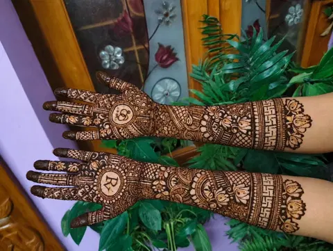 figure back hand mehndi design